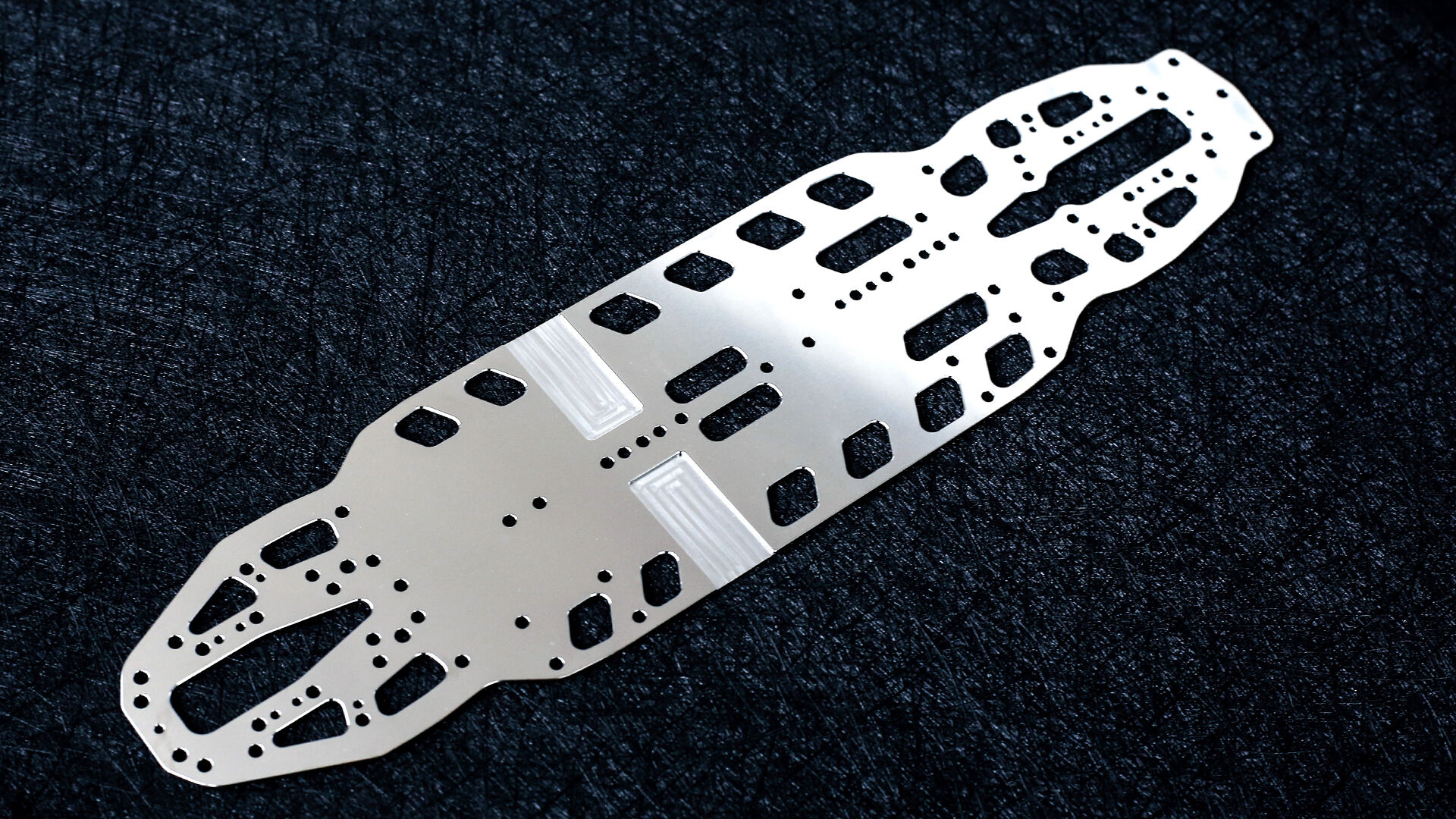 WEiRC XRAY X4 2026 1.2mmスチールシャーシ+専用ビスセット WeiRC Steel Chassis 1,2mm for Xray X4`26 incl. Steel Screw Set